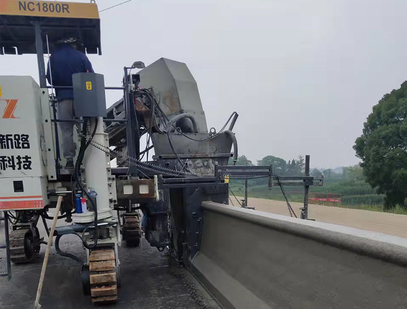 NC1800混凝土滑模攤鋪機-四川.jpg NC1800混凝土滑模攤鋪機-四川.jpg